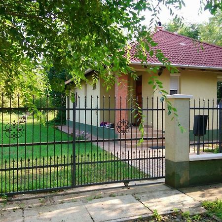 Gyuemoelcsoeskert Szallashely Дебрецен Екстериор снимка